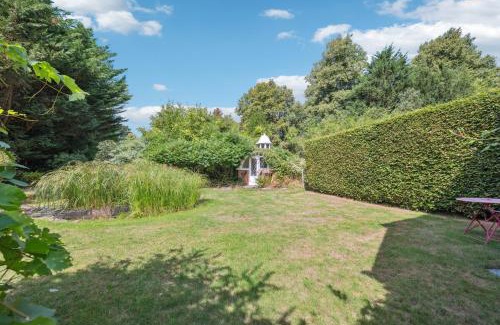 Windlesham House | 2-Bed Barn Escape, Private Drive and Gardens