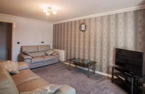Aberdeen Apartment | 2 Bed Blackburn Village Apt With Wifi & Parking