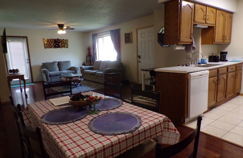 Springfield House | 2-bed-CENTRAL location, 1 sm pet ok, WiFi-Long Term A +