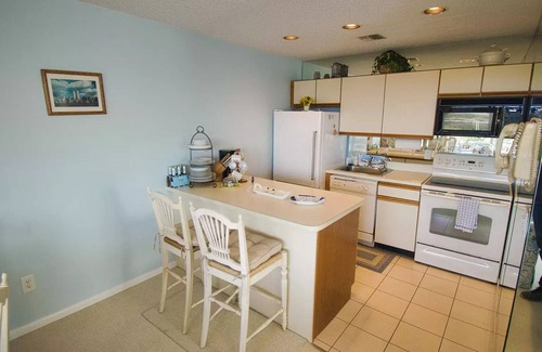 Montauk Condo | 2 Bed Condo w/Panoramic Water Views. Private Beach, Pool, Tennis, Fishing Pier.