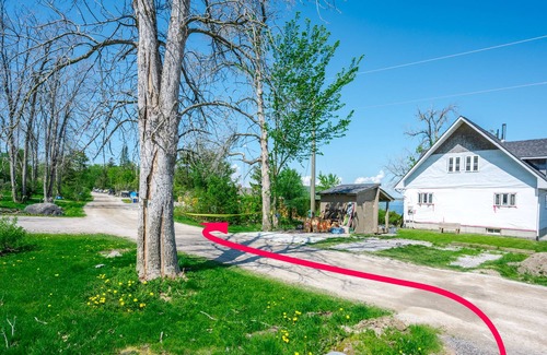 Roseneath House | 2-Bed Cottage: Rice Lake Haven, Fishing Paradise