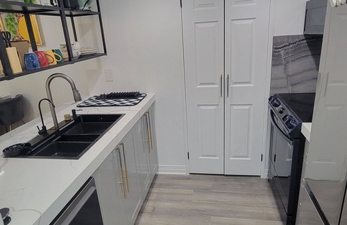 Downtown Mississauga Apartment | 2 BED + DEN , 2 BATH spacious condo near Square one