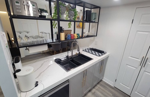 Downtown Mississauga Apartment | 2 BED + DEN , 2 BATH spacious condo near Square one