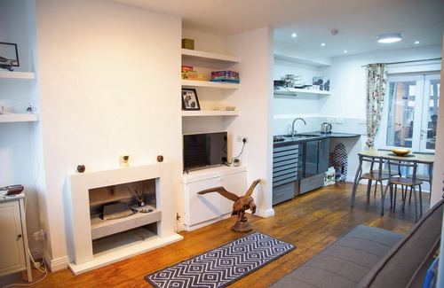 Hanworth House | 2-Bed Home Near Heathrow, sleeps up to 7 people