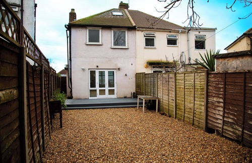 Hanworth House | 2-Bed Home Near Heathrow, sleeps up to 7 people