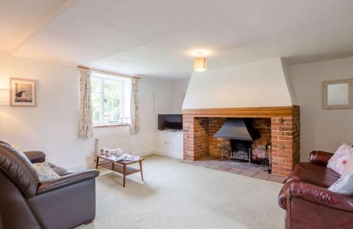 Field Dalling House | 2 Bed in Field Dalling KT007