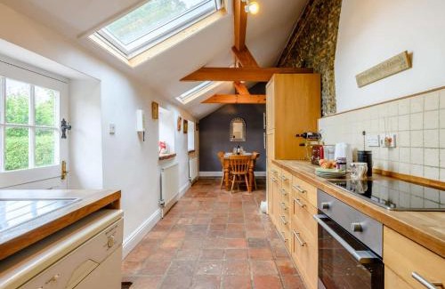 Field Dalling House | 2 Bed in Field Dalling KT007
