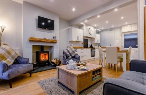 Keswick House | 2 Bed in Keswick SZ036
