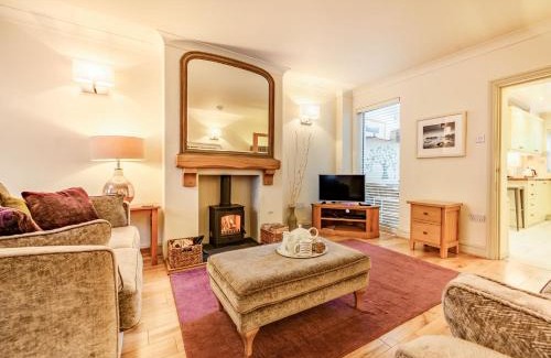 Keswick House | 2 Bed in Keswick SZ427