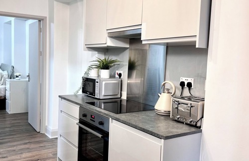 St Luke's Apartment | 2 bed just 6 minutes by tube to the Tower of London in the cities trendiest area