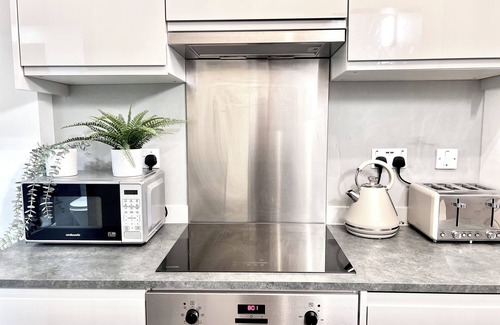 St Luke's Apartment | 2 bed just 6 minutes by tube to the Tower of London in the cities trendiest area