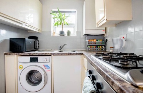 Cann Hall Apartment | 2 Bed London Serviced Apartment near 5 train stations Fast Wi-Fi, TV & WFH