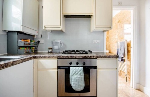 Cann Hall Apartment | 2 Bed London Serviced Apartment near 5 train stations Fast Wi-Fi, TV & WFH