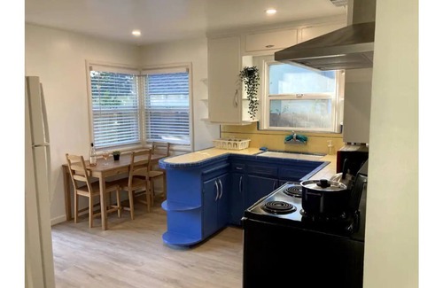 Modesto House | 2 Bed Near Doctors Hospital: Beautiful, Sunny, New