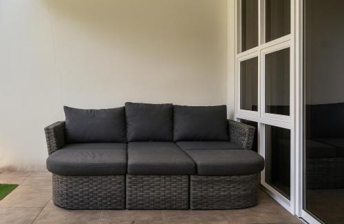 Portmore Apartment | 2 Bed-Sleeps 5-Private Garden-Free Parking