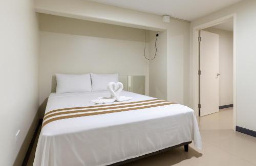 Portmore Apartment | 2 Bed-Sleeps 5-Private Garden-Free Parking