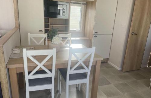 Coldingham House | 2 Bed-Sleeps 6-Patio-Parking-Pet Friendly