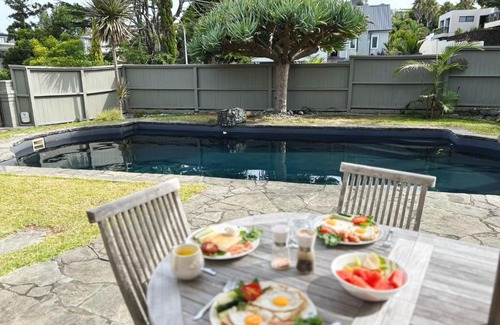 St. Heliers House | 2 Beddie by the Bay