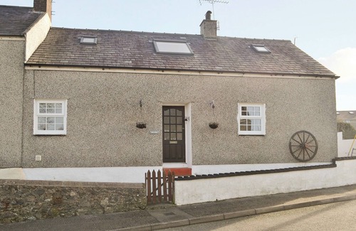 Pen-y-sarn Cottage | 2 bedroom accommodation in Pen-y-sarn near Amlwch