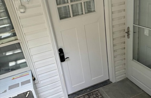 Roslyn Apartment | 2-bedroom, 1 Bath apartment in gorgeous Roslyn with backyard & Playground