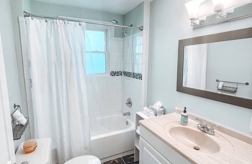 Stratford Apartment | 2 bedroom 1st floor unit 7 minute drive from short beach