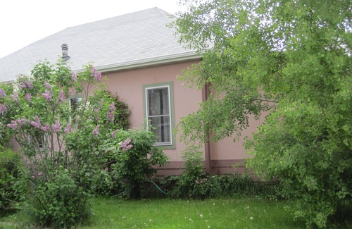 Sheridan House | 2 bedroom, 2 bath, 1/2 house in Wild Western Town