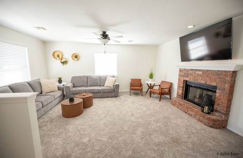 Caney House | 2-Bedroom 2-Bath Modern Duplex