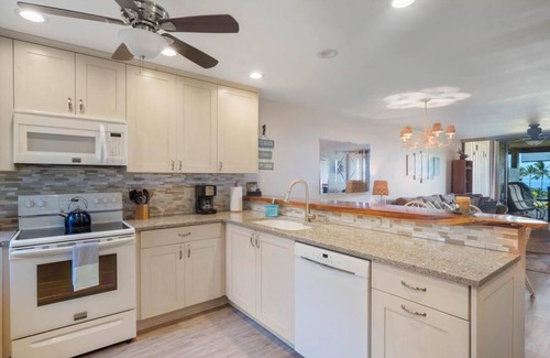 Keauhou Condo | 2 BEDROOM, 2 BATH ON THE GOLF COURSE WITH OCEAN VIEWS!