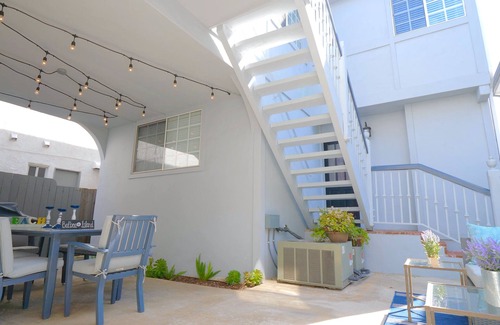 Balboa Island House | 2 Bedroom/2 Bath - AC - 1 Block from the beach. Upstairs/back-unit.