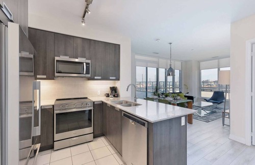 Hurontario Apartment | 2 Bedroom/2 Bathroom Suite