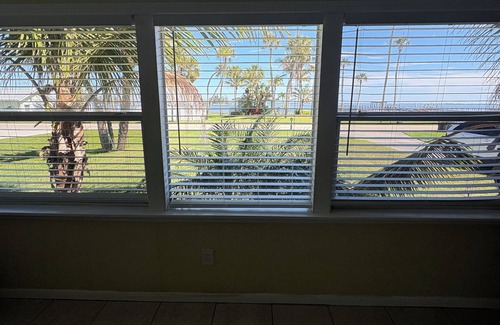 Roseland House | 2 Bedroom 3 Bathrooms with Private Dock & Outdoor Cabana Directly on the River