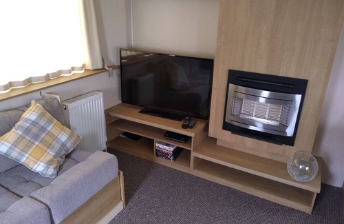 St George Cabin | 2 bedroom 6 berth caravan with decking