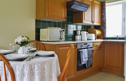 East Huntspill Cottage | 2 bedroom accommodation in East Huntspill, near Highbridge
