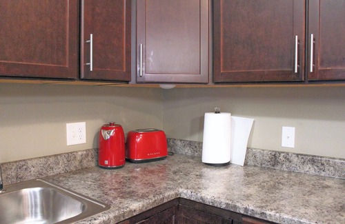 West Des Moines Apartment | 2-bedroom apartment in W. Des Moines. Close to Jordan Creek mall, DMU, Top Golf
