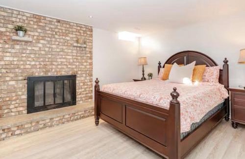Rathwood Apartment | 2 bedroom apartment-2 free parking -14 min to Pearson airport