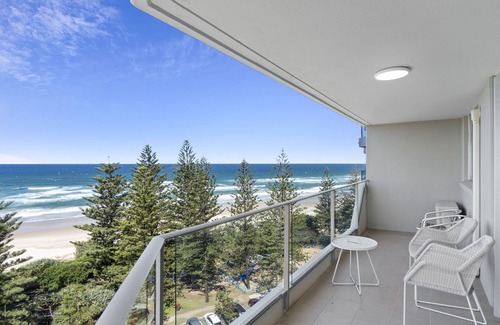 Burleigh Heads Apartment | 2 Bedroom Apartment on the Burleigh Esplanade!