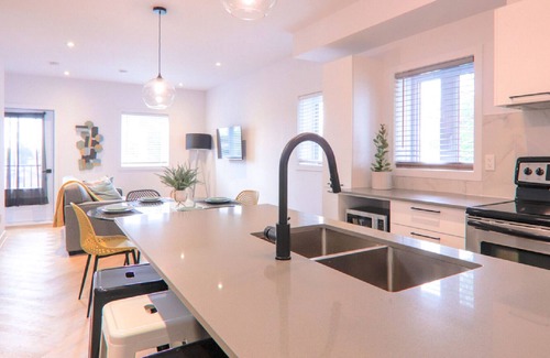 Terrebonne House | 2 bedroom apartment for up to 6 people with 3 beds