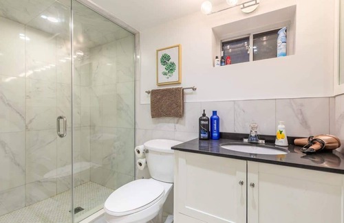 Little Italy Apartment | 2 Bedroom Apartment in the Heart of Trinity Bellwoods