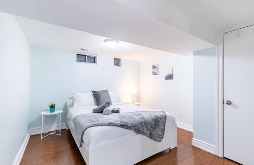 Little Italy Apartment | 2 Bedroom Apartment in the Heart of Trinity Bellwoods