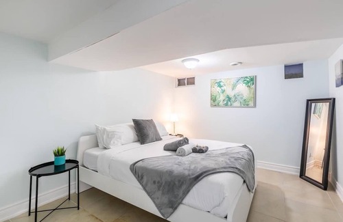 Little Italy Apartment | 2 Bedroom Apartment in the Heart of Trinity Bellwoods