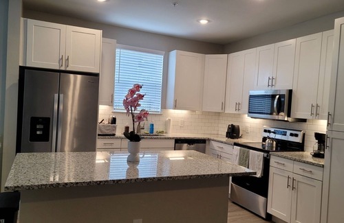 Richmond Apartment | 2-bedroom apartment in awesome Richmond: pool, jacuzzi, pool table, fitness room
