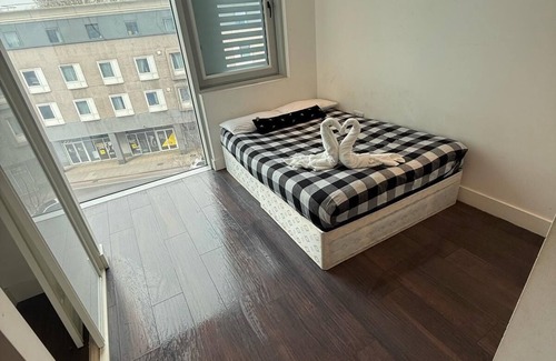 Collier's Wood Apartment | 2-bedroom apartment in welcoming London with WiFi
