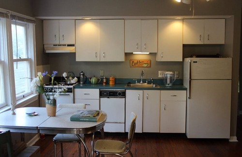 Central West End House | 2-Bedroom Apartment on 3rd Floor of 1895 Victorian Home w secured side entrance