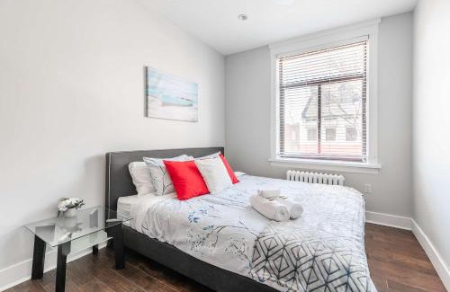 Central Hamilton Apartment | 2 Bedroom Apt Near Downtown - King Bed Netflix