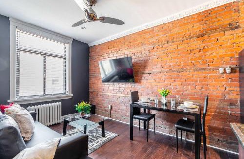 Central Hamilton Apartment | 2 Bedroom Apt Near Downtown - King Bed Netflix