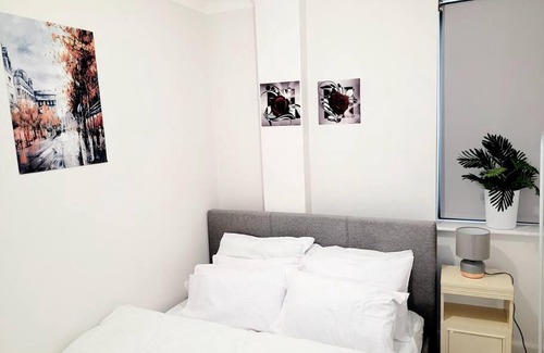 West Byfleet Bed & Breakfast | 2 BEDROOM APT WITH 2 COMFORTABLE KING SIZE BEDs, FREE PRIVATE PARKING, EASY ACCESS TO LONDON