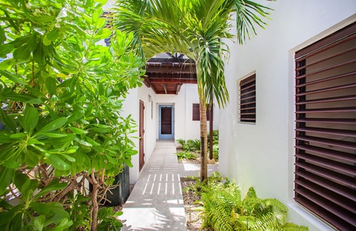 Runaway Bay Apartment | 2 Bedroom Beachfront Apartment Ground Floor