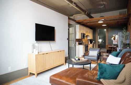 Marshall Apartment | 2-bedroom Beautiful, large DTown Marshall Apartment with WiFi, AC