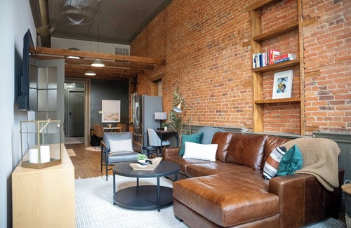 Marshall Apartment | 2-bedroom Beautiful, large DTown Marshall Apartment with WiFi, AC