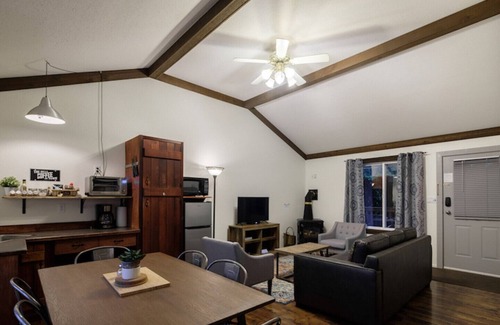 Harrison Hot Springs Cottage | 2 BEDROOM | QUEEN BED + 2 TWIN BEDS + QUEEN SOFA BED | SLEEPS UP TO 6 GUESTS
